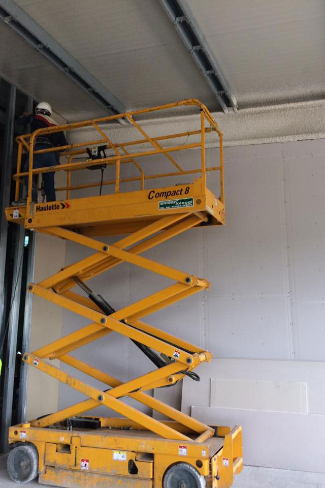 Noleggio piattaforma a pantografo Napoli