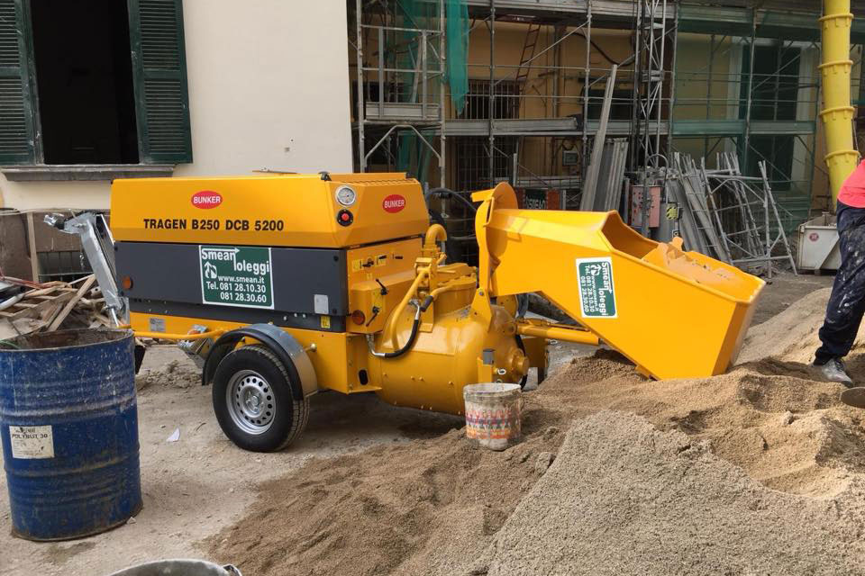 Noleggio trasportatore per sottofondi Napoli